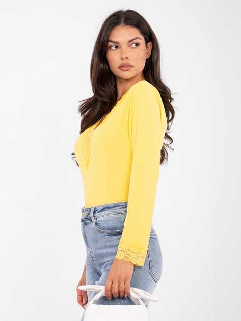 Żółta prążkowana bluzka z dekoltem V