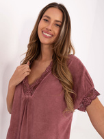 Brudnoróżowa bluzka oversize z krótkim rękawem