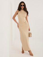 Beżowa drapowana sukienka z ozdobnymi detalami RUE PARIS 