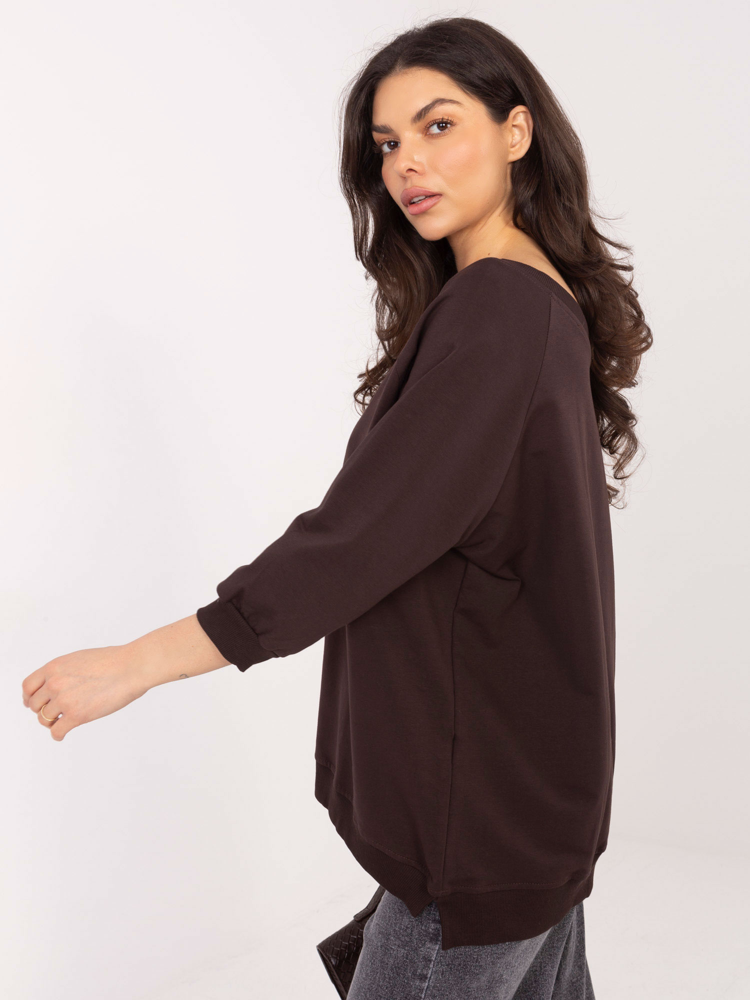 Czekoladowa bluza basic z dekoltem V RUE PARIS 