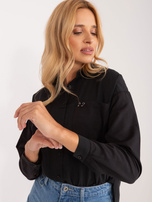 Hurtownia Czarna koszula damska z aplikacją na kieszeni