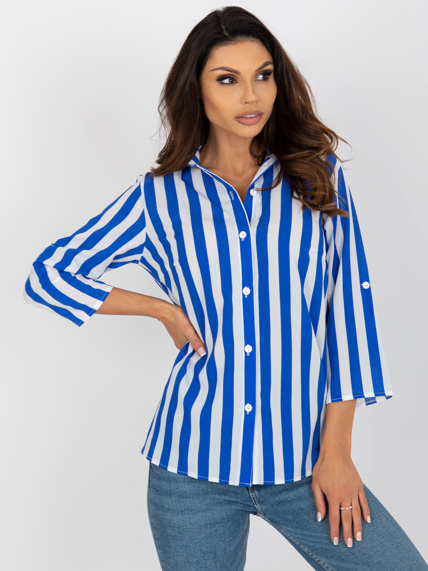 Hurt Blau-weiße Bluse mit 3/4-Ärmeln.