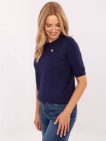 Dunkelblauer Damenpullover mit rundem Ausschnitt.