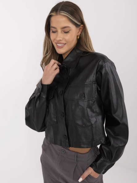 Czarna krótka kurtka z ekoskóry z kołnierzykiem