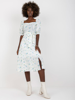 Didmeninė prekyba balta-mėlyna midi suknelė su spauda ir plyšiu.