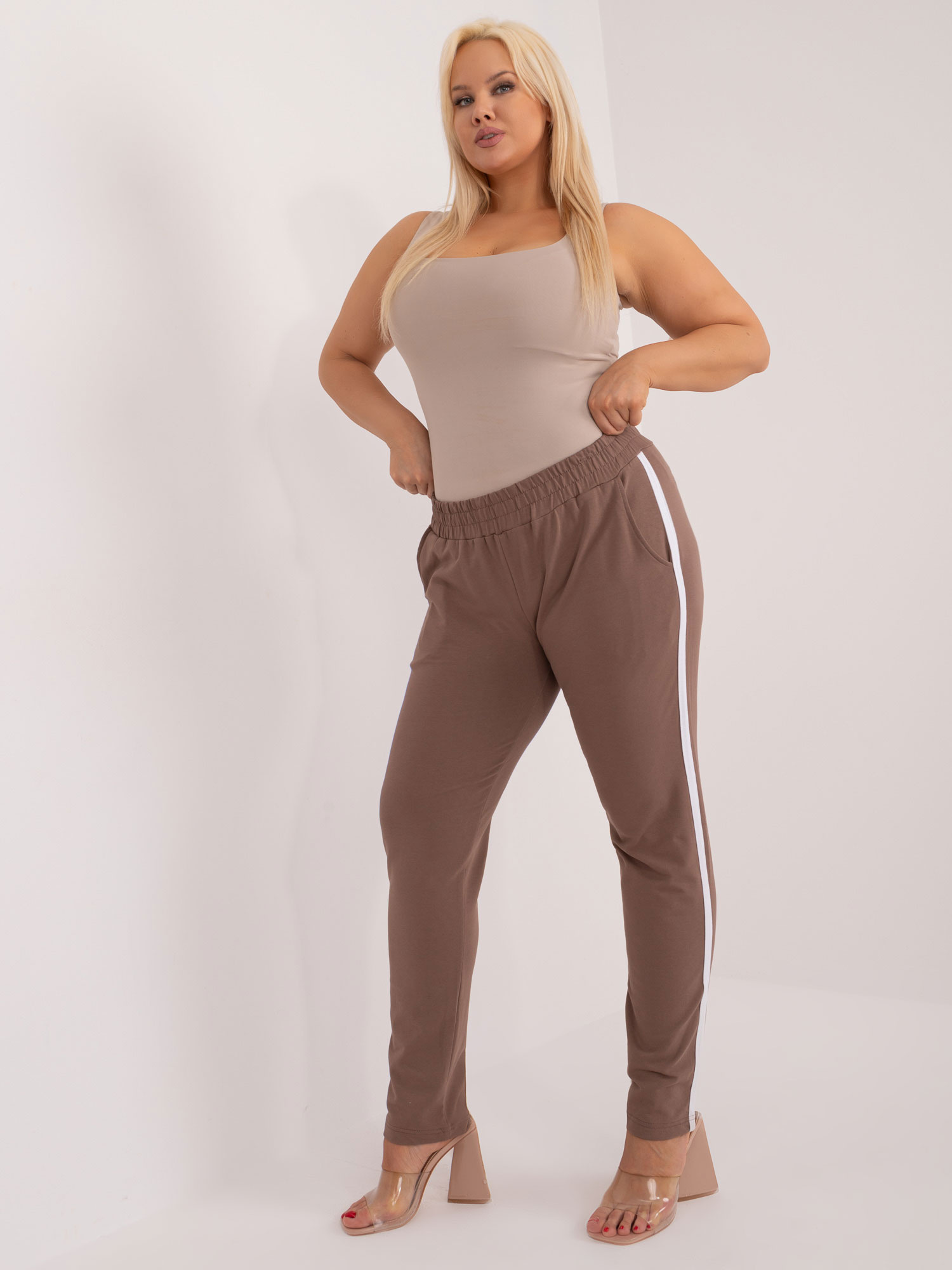 Hnědé tepláky plus size Kairi.