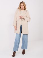 Světlobéžový kabát s ozdobným knoflíkem.