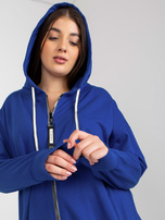 Tamsiai mėlyna užtraukiama plus size bliuzono su užrašais.