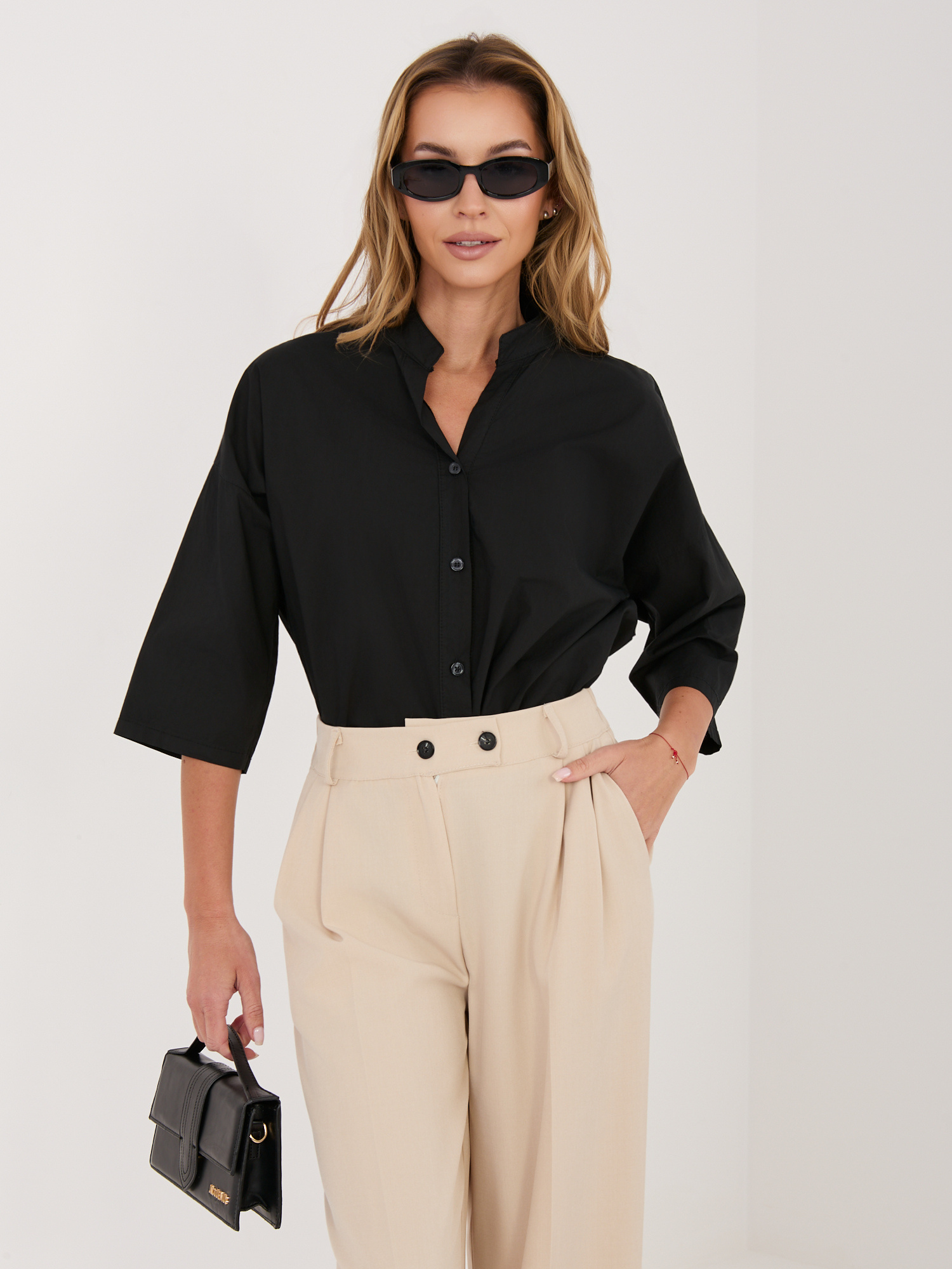 Černá rozepínací košile s límečkem.