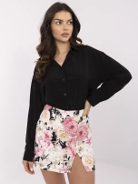 Schwarz-rosa Rock-Shorts mit Schlitz.