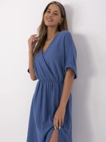 Ciemnoniebieska muślinowa sukienka z rozcięciem 