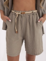 Dunkelbeige Sommer-Shorts bis zur Mitte des Oberschenkels.