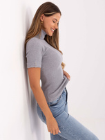 Szary dopasowany sweter z golfem