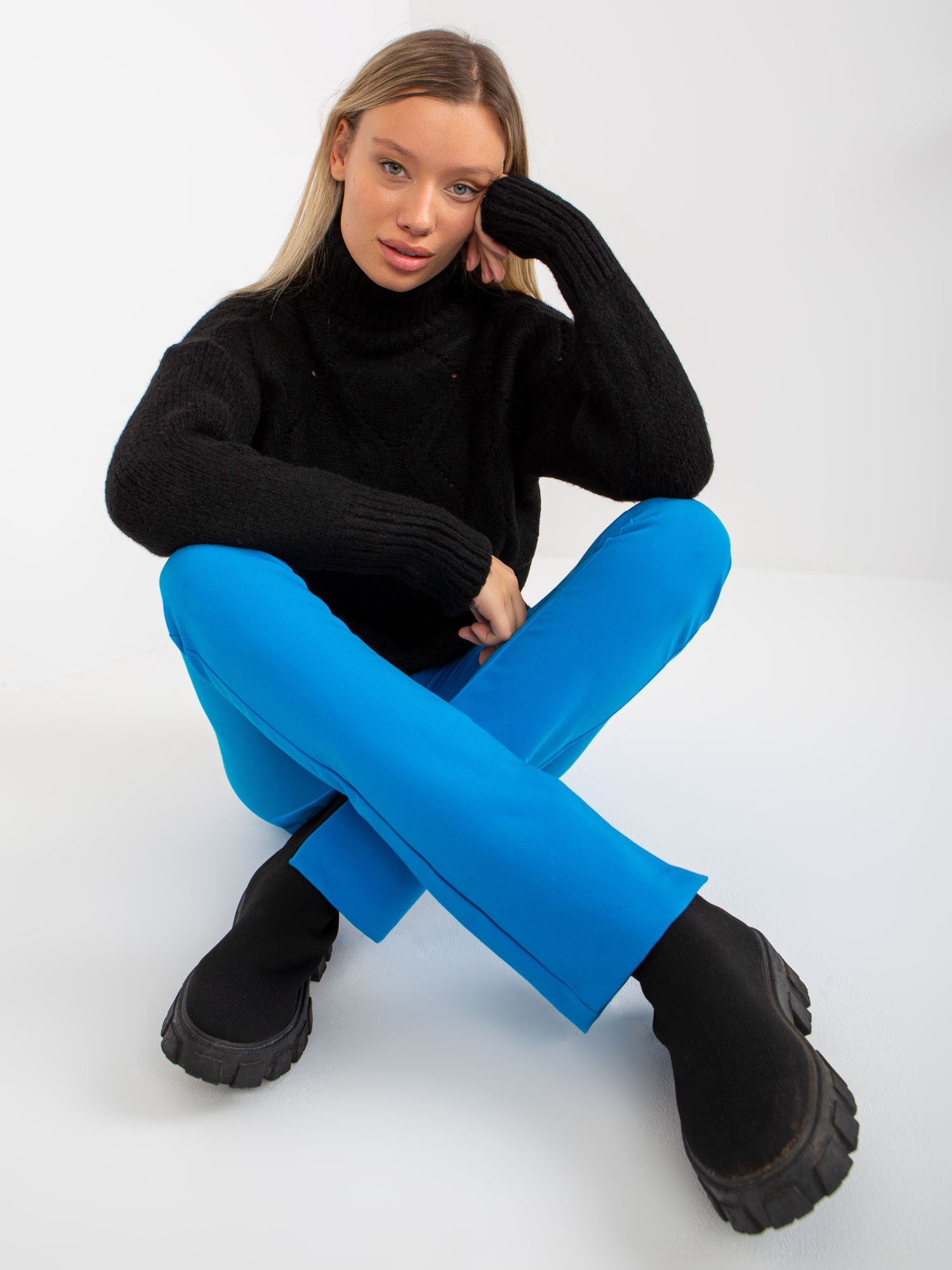 Schwarzer, durchbrochener Oversize-Pullover mit Rollkragen RUE PARIS.