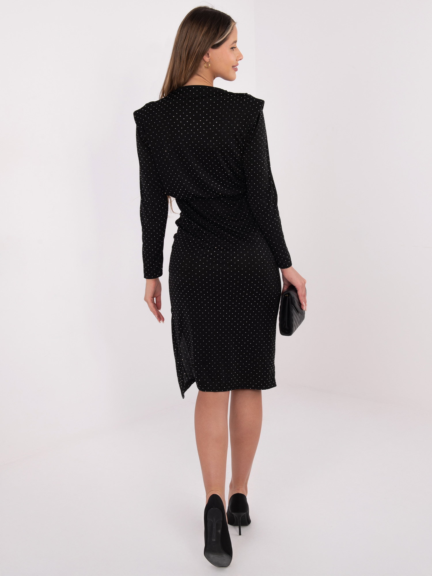 Schwarzes Abendkleid mit Schlitz.