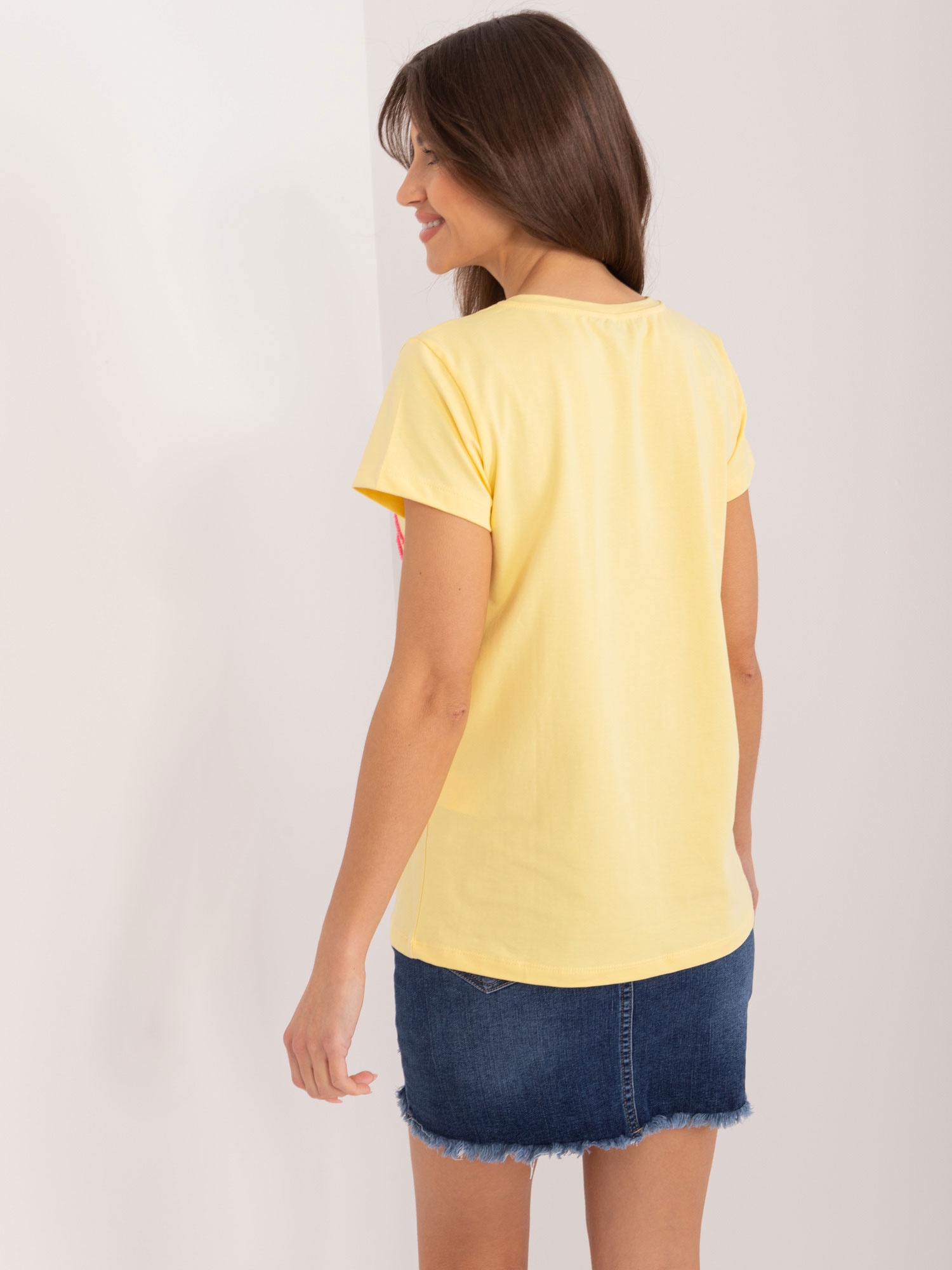 Hurt Gelbes T-Shirt mit floralem Aufdruck BASIC FEEL GOOD.