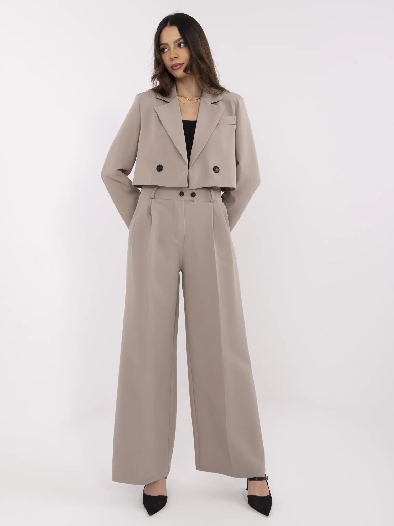 Dunkelbeige Anzugset mit kurzer Jacke.