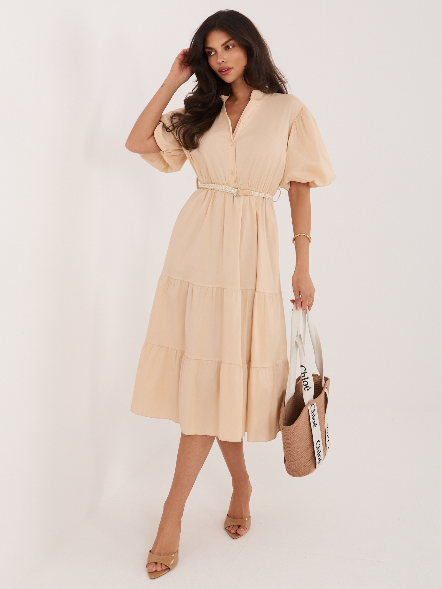 Beżowa rozkloszowana sukienka z falbaną