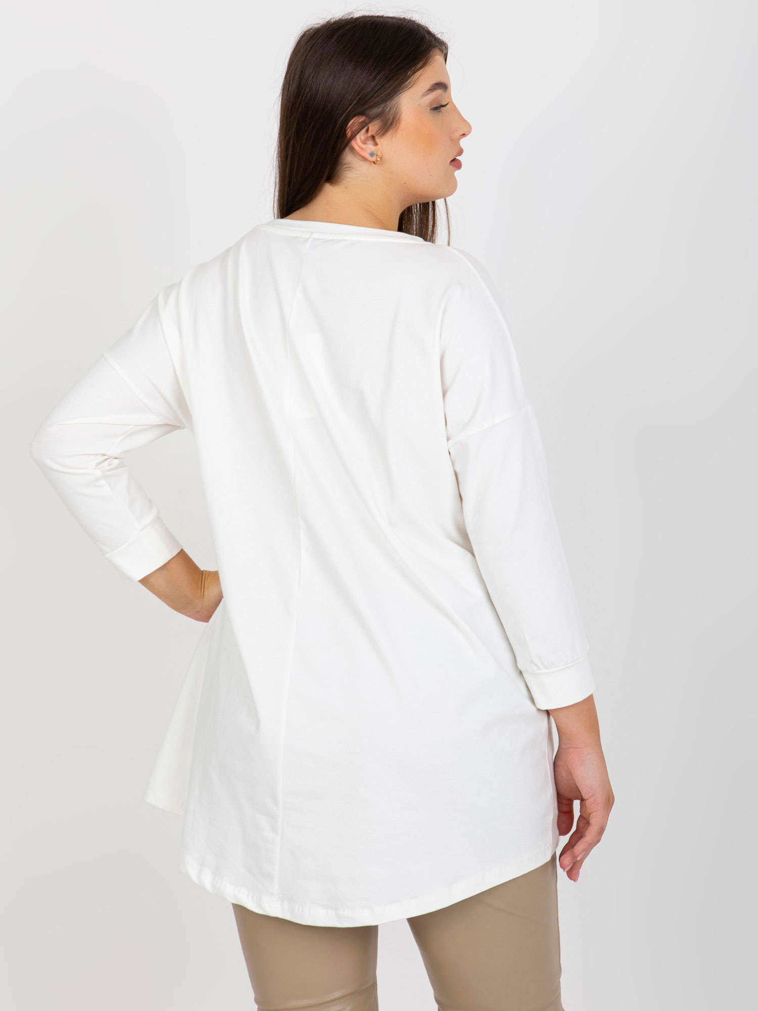 Ecru damska bluzka plus size z aplikacja z dżetów