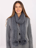 Szary zimowy szal o grubym splocie