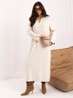 Hellbeige Oversize-Strickkleid mit Schlitzen.