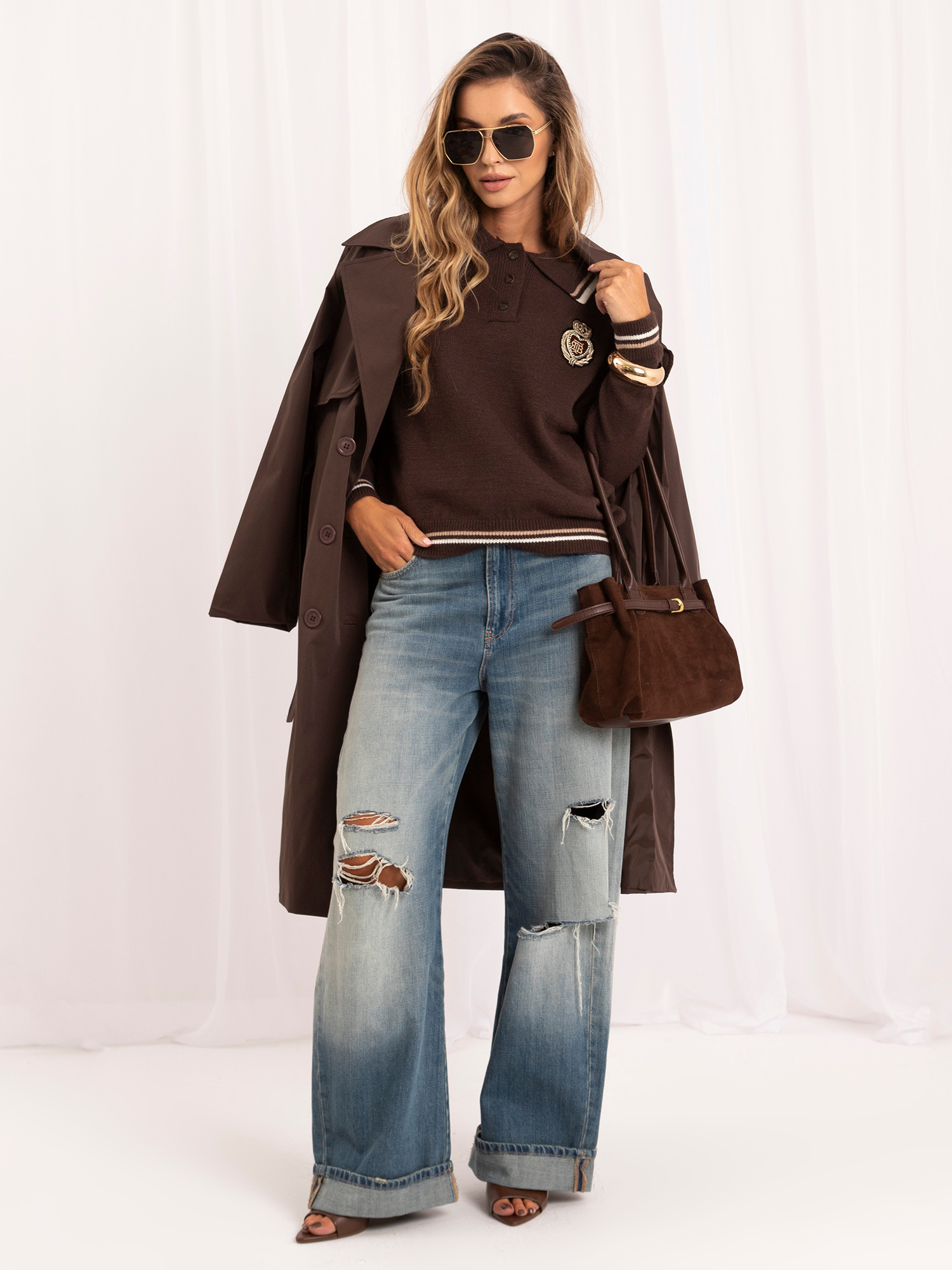 Brązowy damski sweter oversize z naszywką