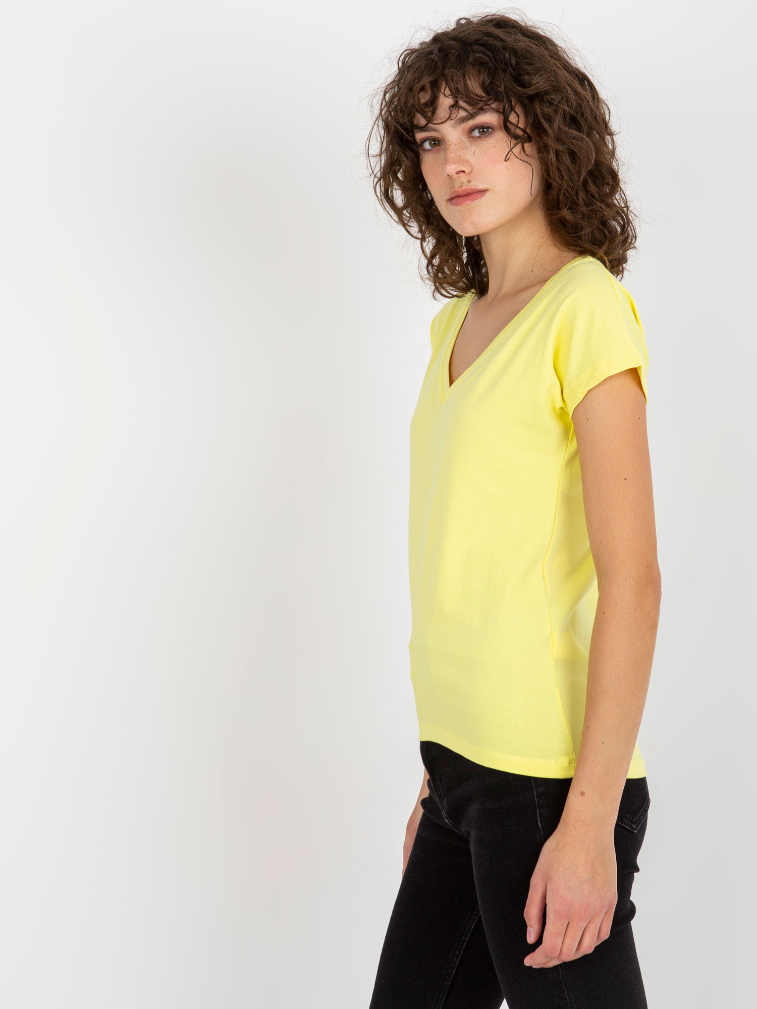 Online-Großhandel hellgelbes glattes Basic-T-Shirt aus Baumwolle.