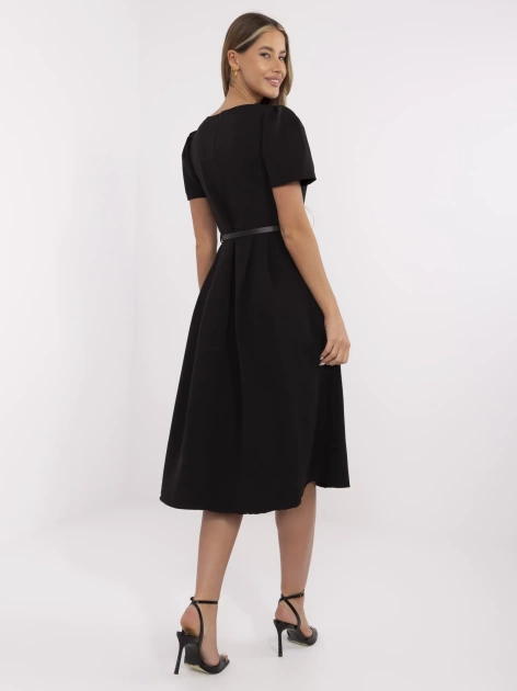 Czarna elegancka sukienka z cienkim paskiem