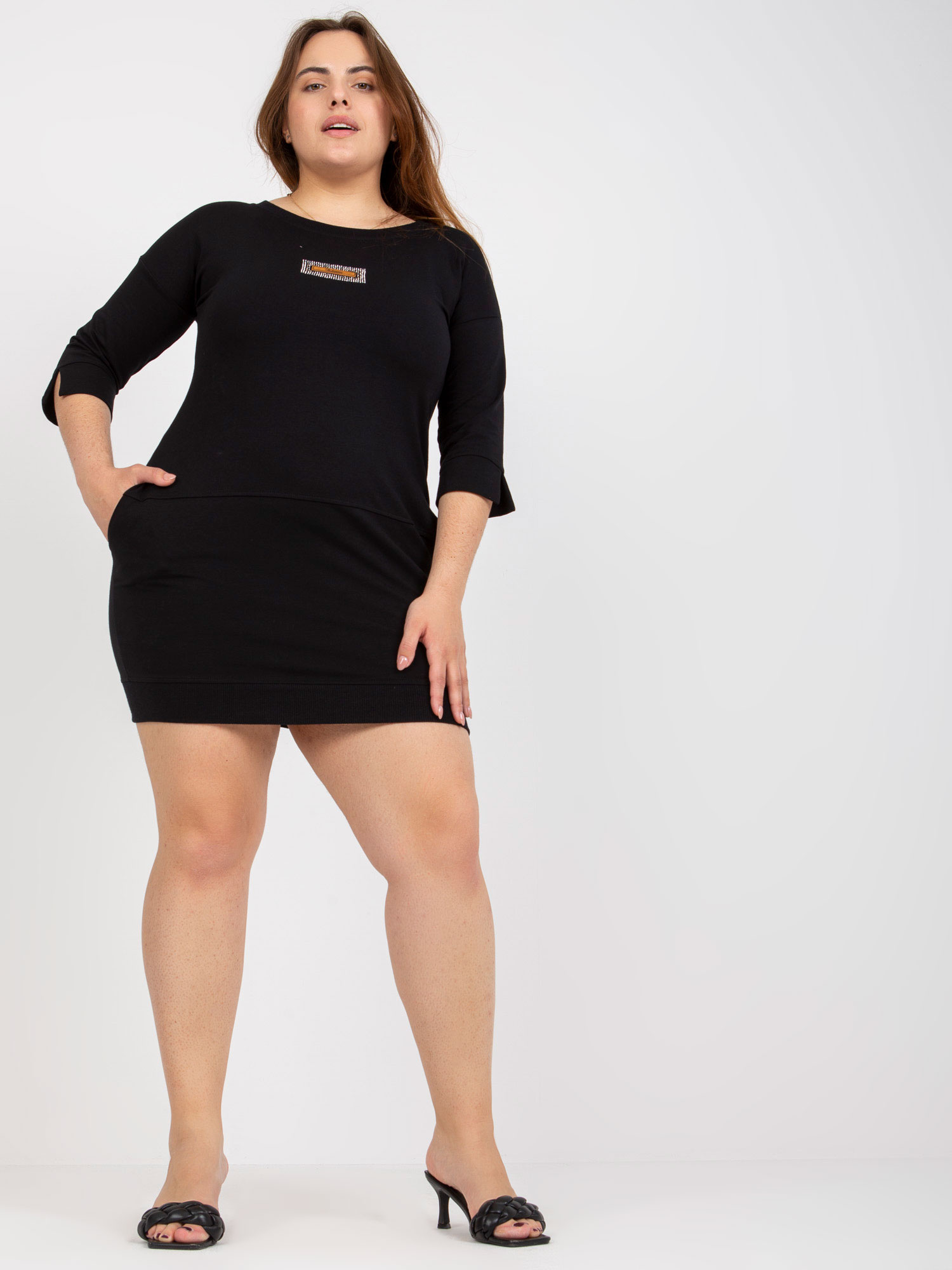 Črna mini obleka iz jerseyja plus size z žepi.