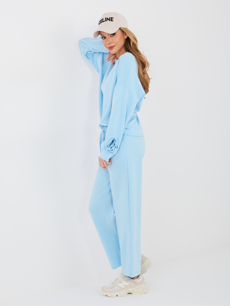 Pastelowy niebieski komplet z ozdobnymi różami