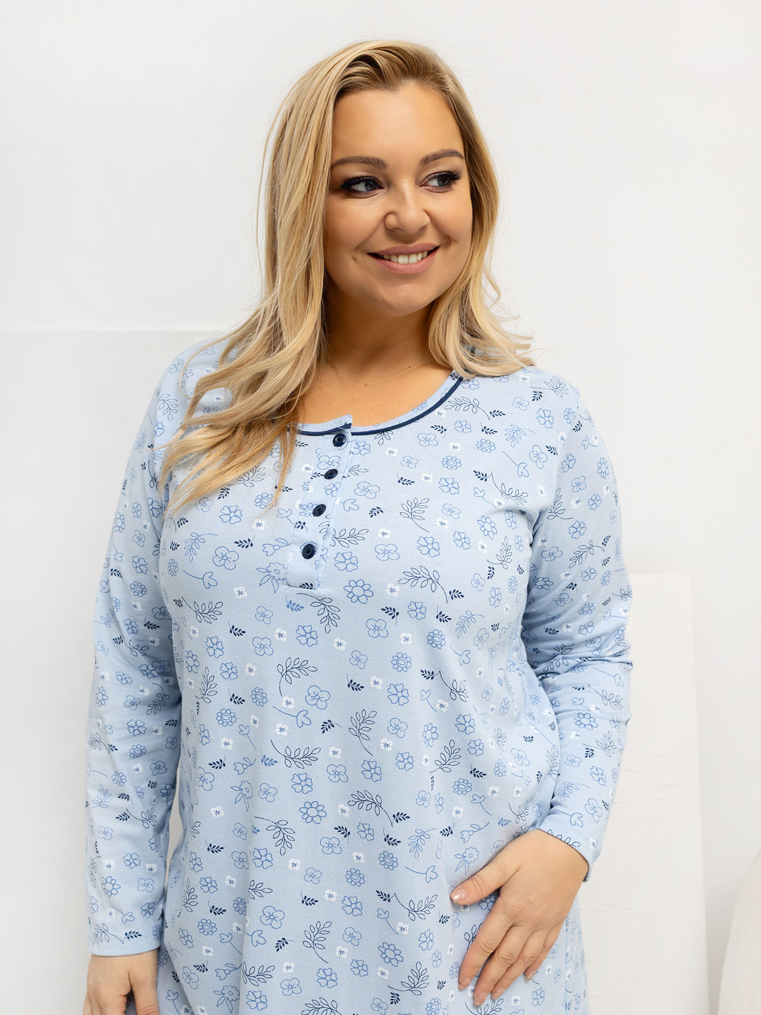 Světle modrá noční košile plus size z bavlny.