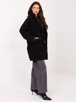 Czarny płaszcz z broszkami w kształcie kwiatów