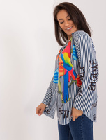 Großhandel dunkelblaue und weiße Damenbluse mit Druck.