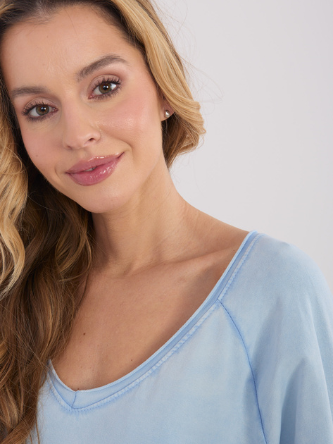 Jasnoniebieska bawełniana bluzka z dekoltem V