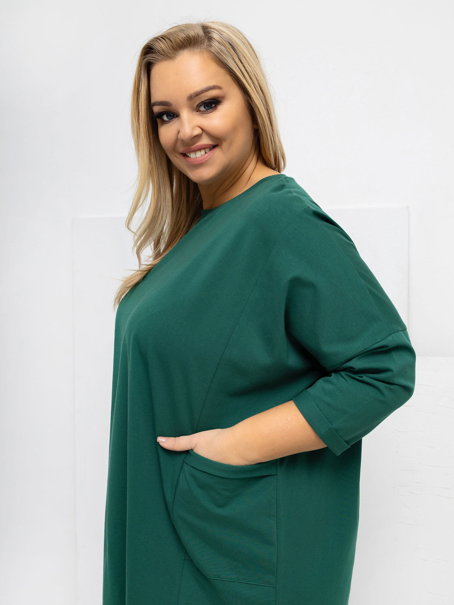 Tmavě zelená blůza plus size s kapsami.