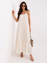 Hellebeige trapezförmiges Kleid mit Spitzeneinsatz.
