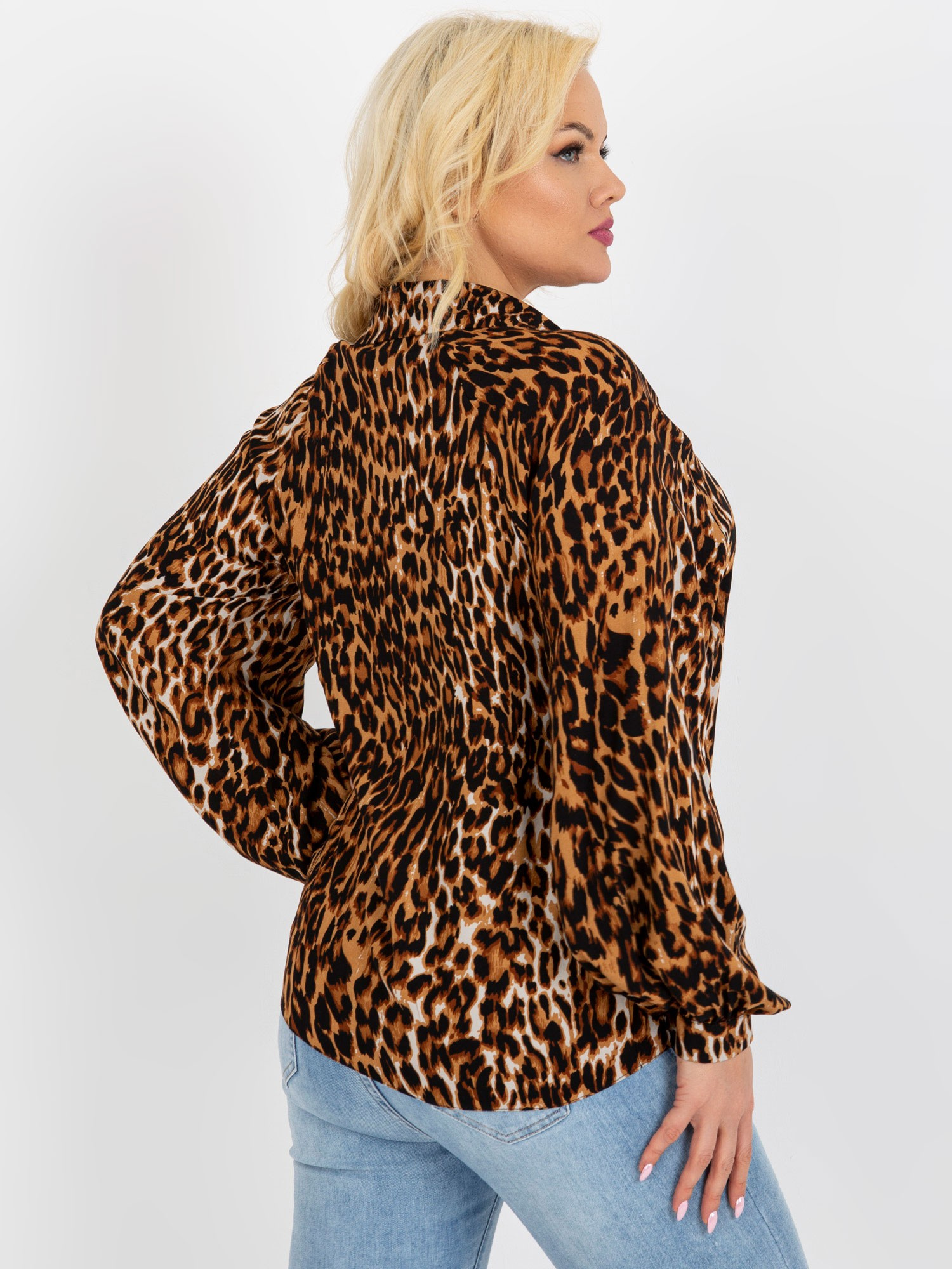 Jasnobrązowo-czarna koszulowa bluzka plus size w panterkę