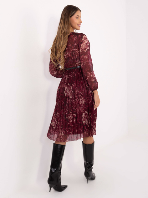 Bordowa plisowana sukienka z paskiem