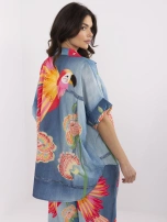 Blaue Damenbluse mit buntem Druck.