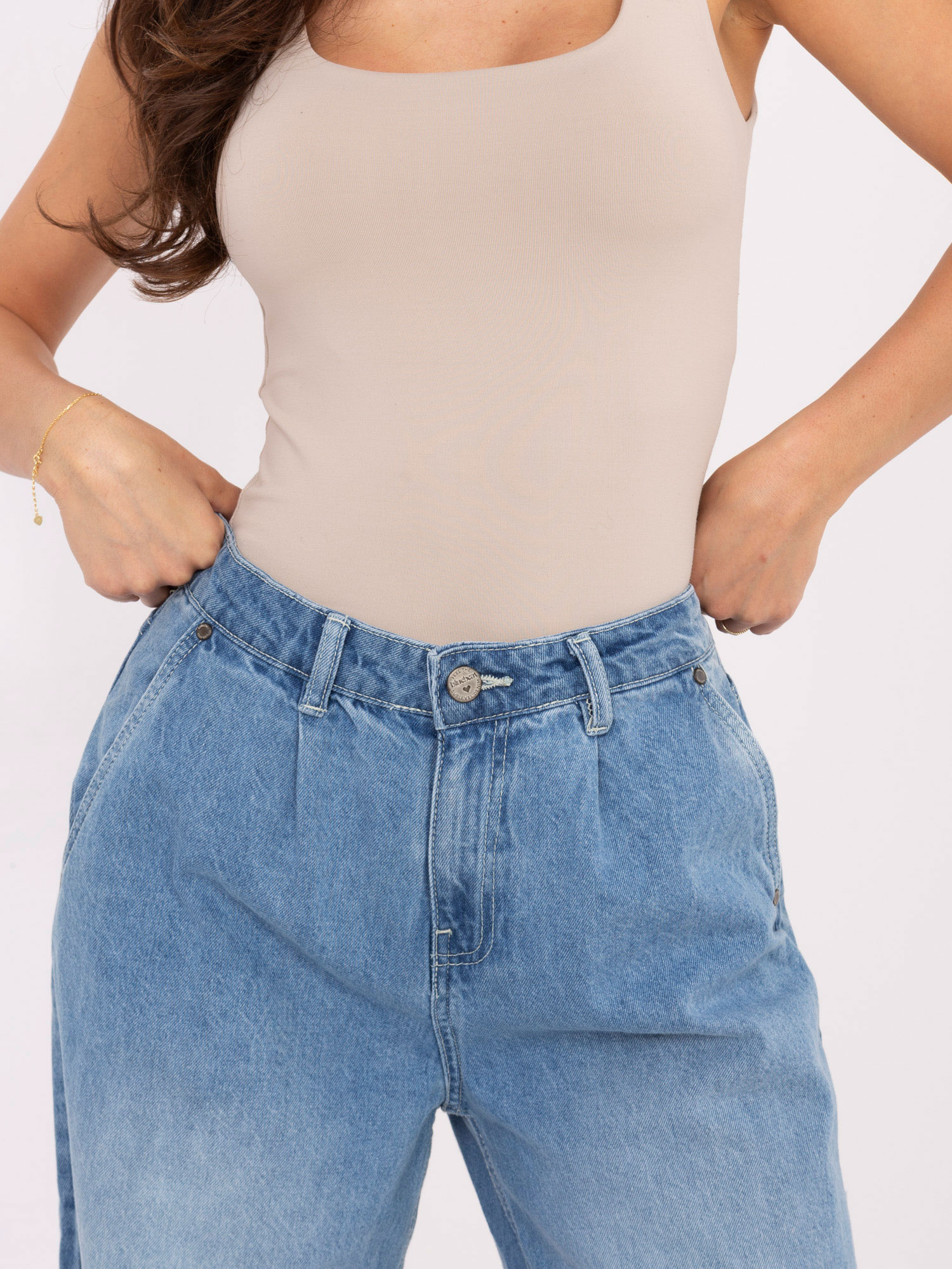 Blaue Jeans mit Falten SUBLEVEL.
