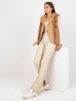 Hurt Camelowo-beżowa damska kamizelka z eko skóry z futrem 