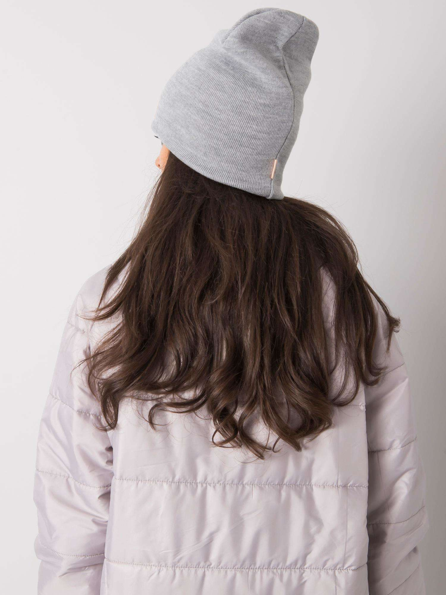 Graue Damen Beanie-Mütze.