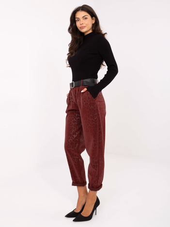 Bordowe spodnie z ekoskóry z paskiem