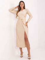 Jasnobeżowa  wieczorowa sukienka z połyskiem