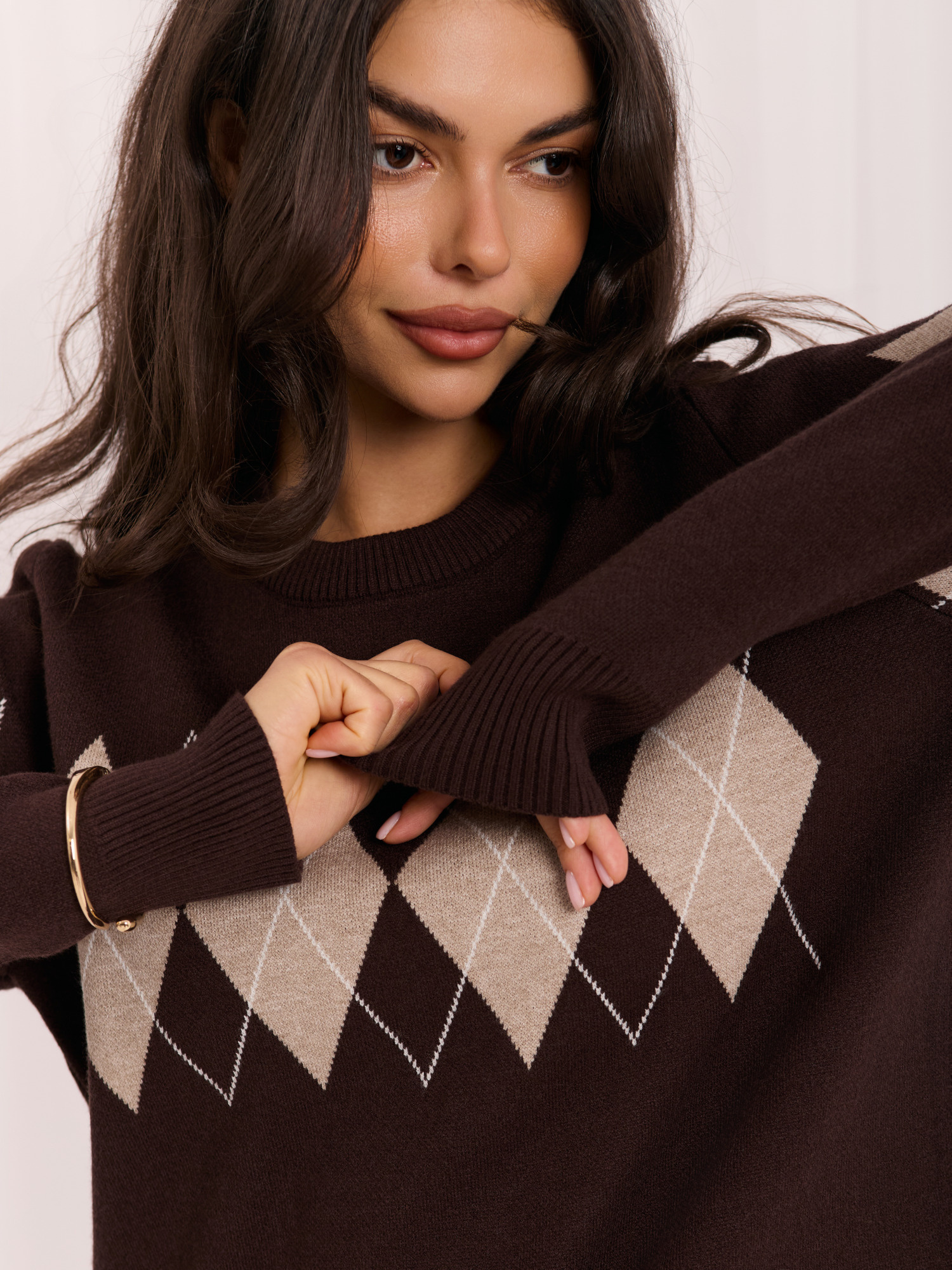 Brauner Damenpullover mit rundem Ausschnitt.