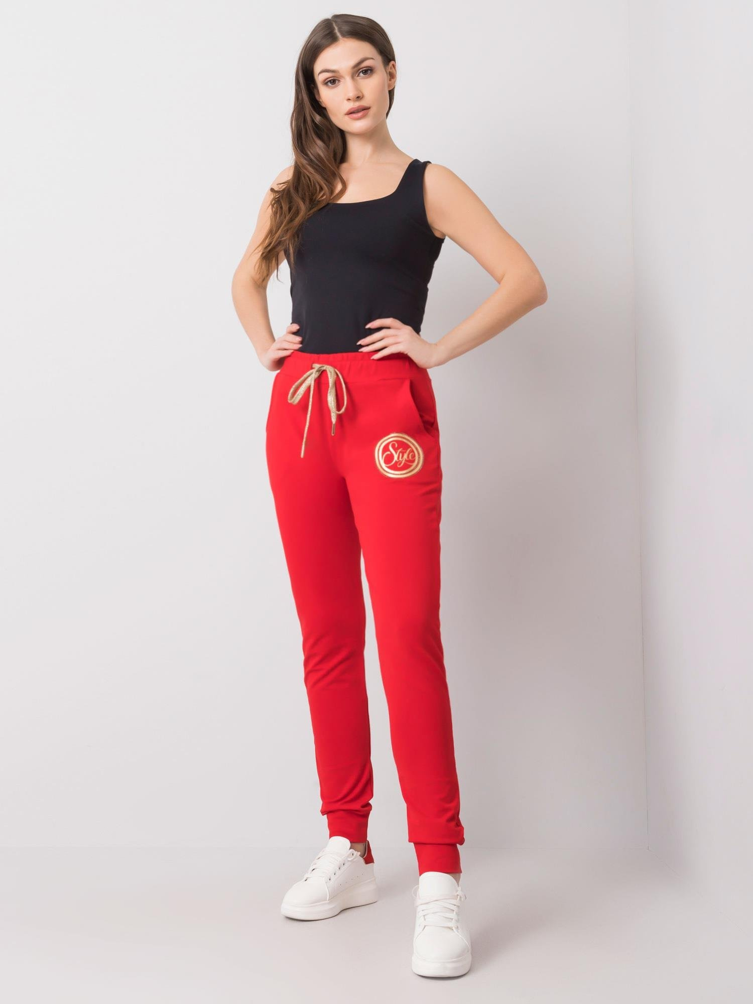 Rote stylische Jogginghosen.