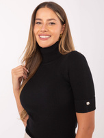 Schwarzer, figurbetonter Pullover mit Rollkragen.