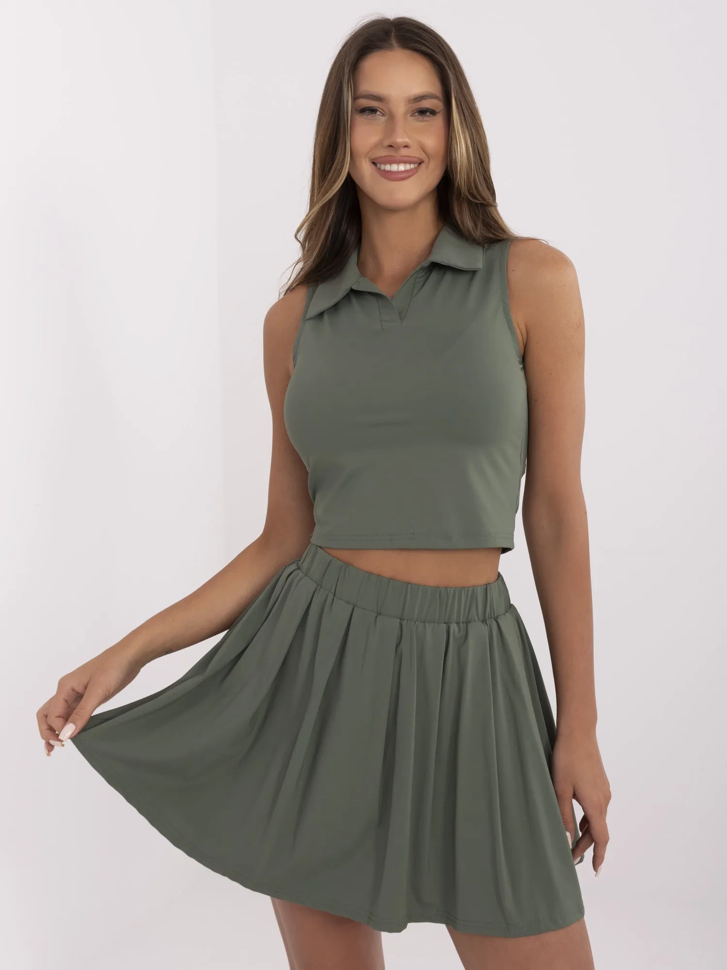 Khaki Zweiteiler im Tennis-Stil.