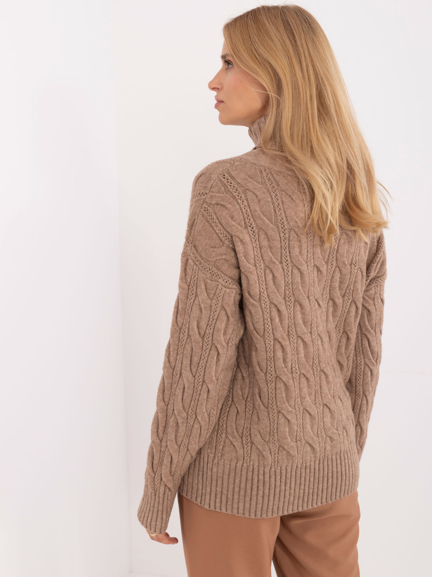 Sweter ciemny bezowy