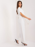 Hurtownia Białe materiałowe spodnie z paskiem 